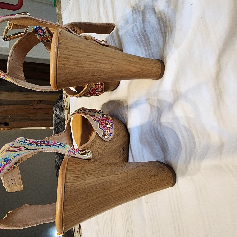 Women's Floral Embroidered Platform Sandals